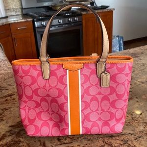 Coach bag. Never worn. 100 % leather. Pink